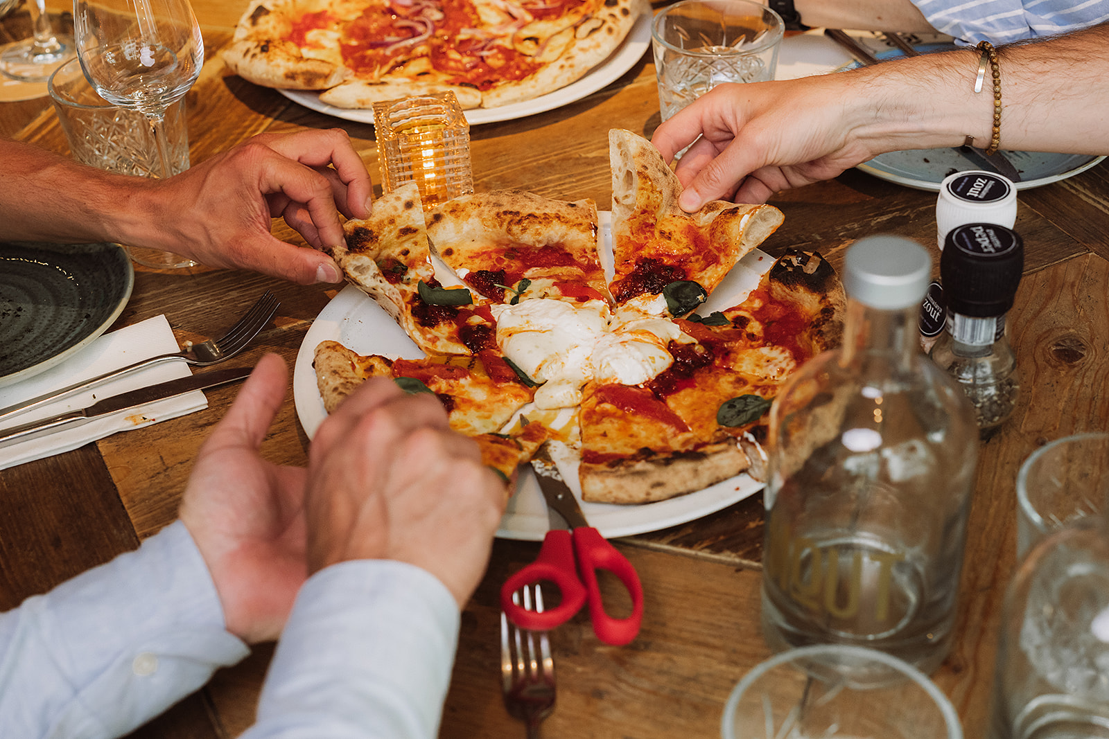 Pizza%20delen%20bij%20restaurant%20Hout%20Eindhoven.jpg