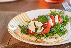 Lunchgerecht Pinsa caprese 