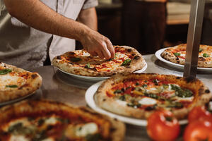Finishing touch bereiding Napolitaanse pizza