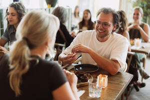 Gasten genieten van een diner in restaurant Hout in Eindhoven