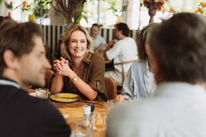 Sfeervolle setting met gasten in restaurant Hout op Strijp-S in Eindhoven