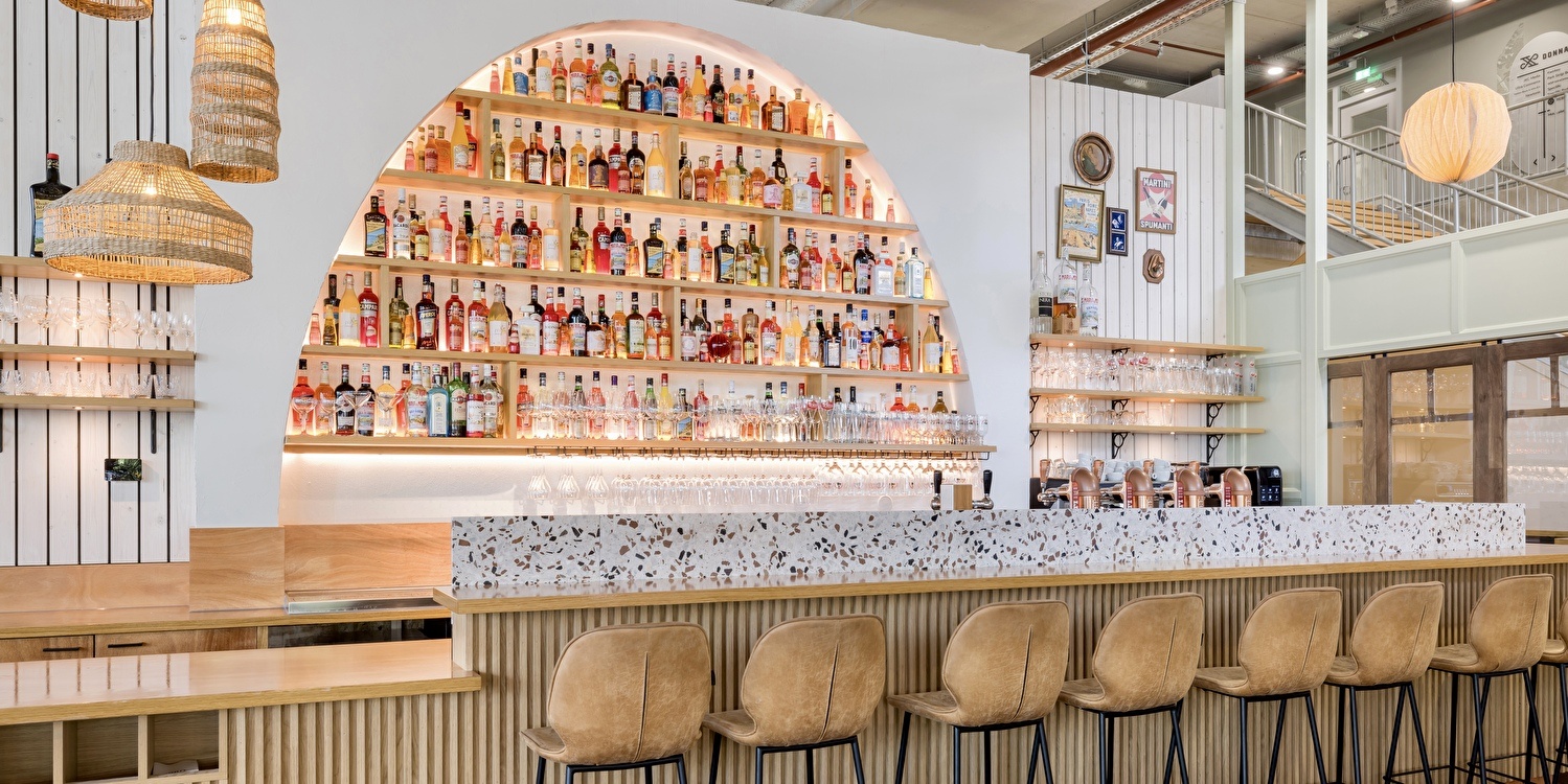 Bar met drankenwand